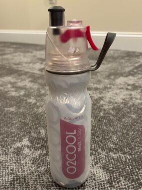 O2 Cool Classic Mist Sip Non Insulated 20 OZ Water Bottle White Red